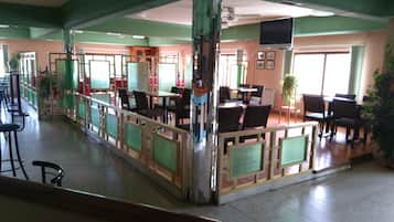 Melayani sarapan dan makan siang dengan suguhan pemandangan kolam renang