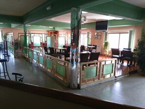 Pool views, serves breakfast, lunch, and dinner - Hostal El Delfin Verde (Villasabariego)