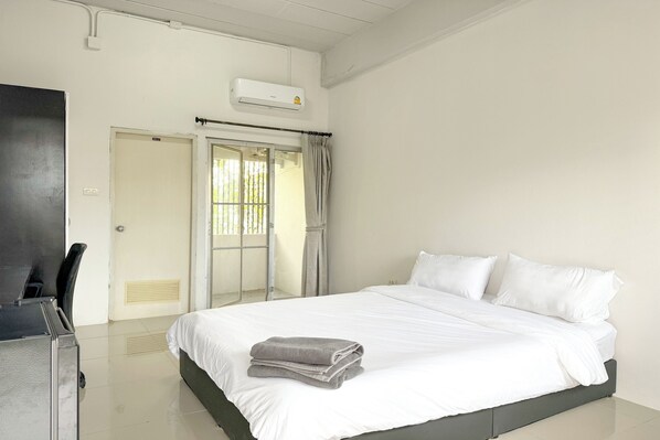 Standard Double Room | Free WiFi, bed sheets