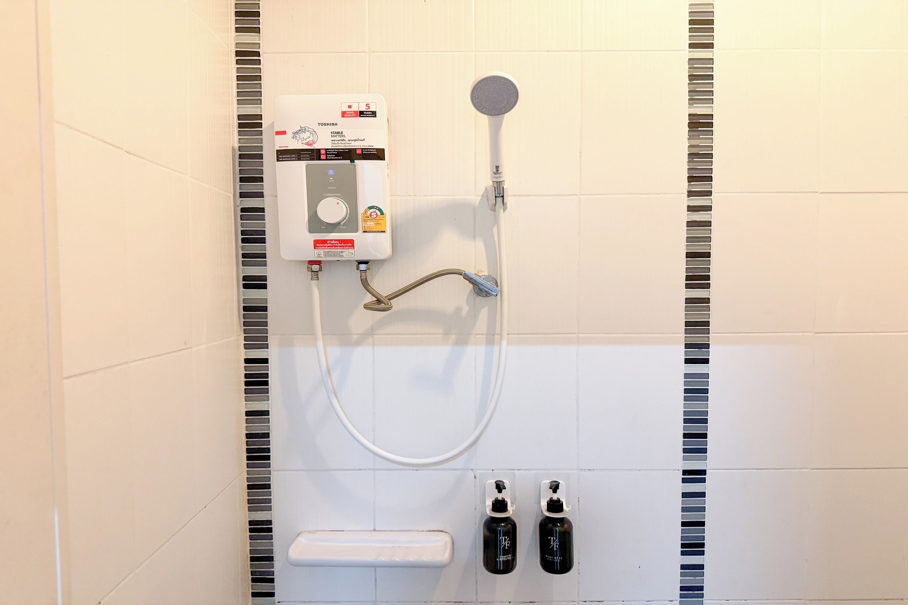 shower, rainfall showerhead, free toiletries, bidet