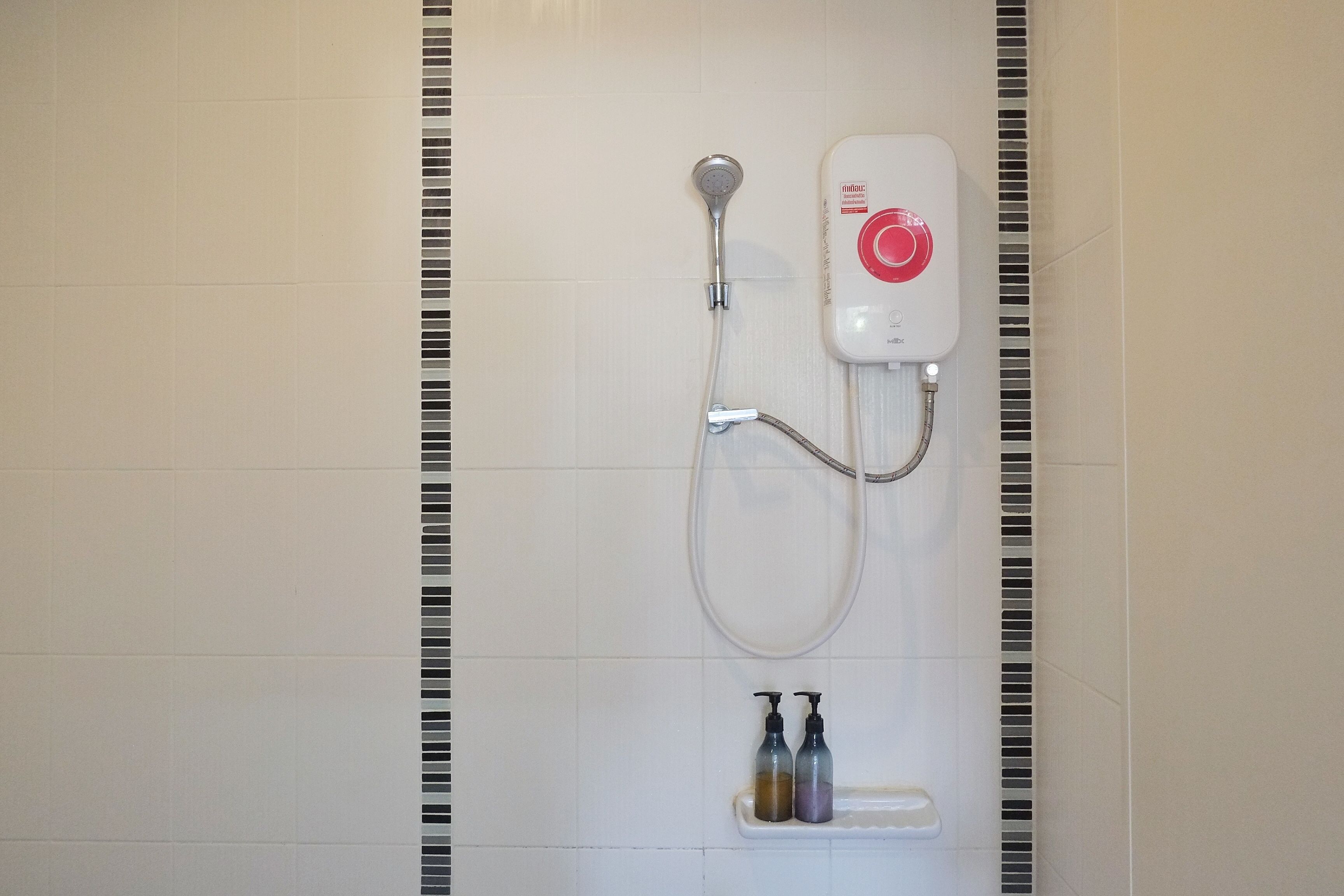 shower, rainfall showerhead, free toiletries, bidet