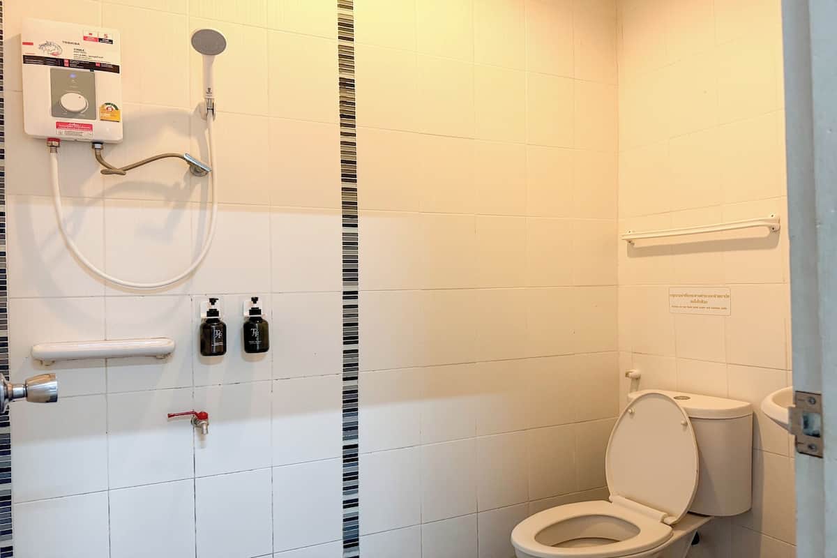 shower, rainfall showerhead, free toiletries, bidet