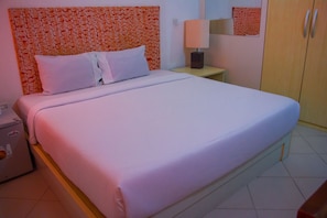 Deluxe Double Room, 1 Queen Bed | In-room safe, bed sheets - Pilgrims Brook Hotels Ltd (Lagos)