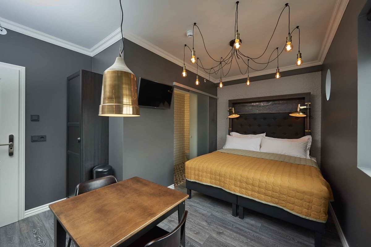 Studio | Meja, langsir/tirai gelap terus, seterika/papan seterika