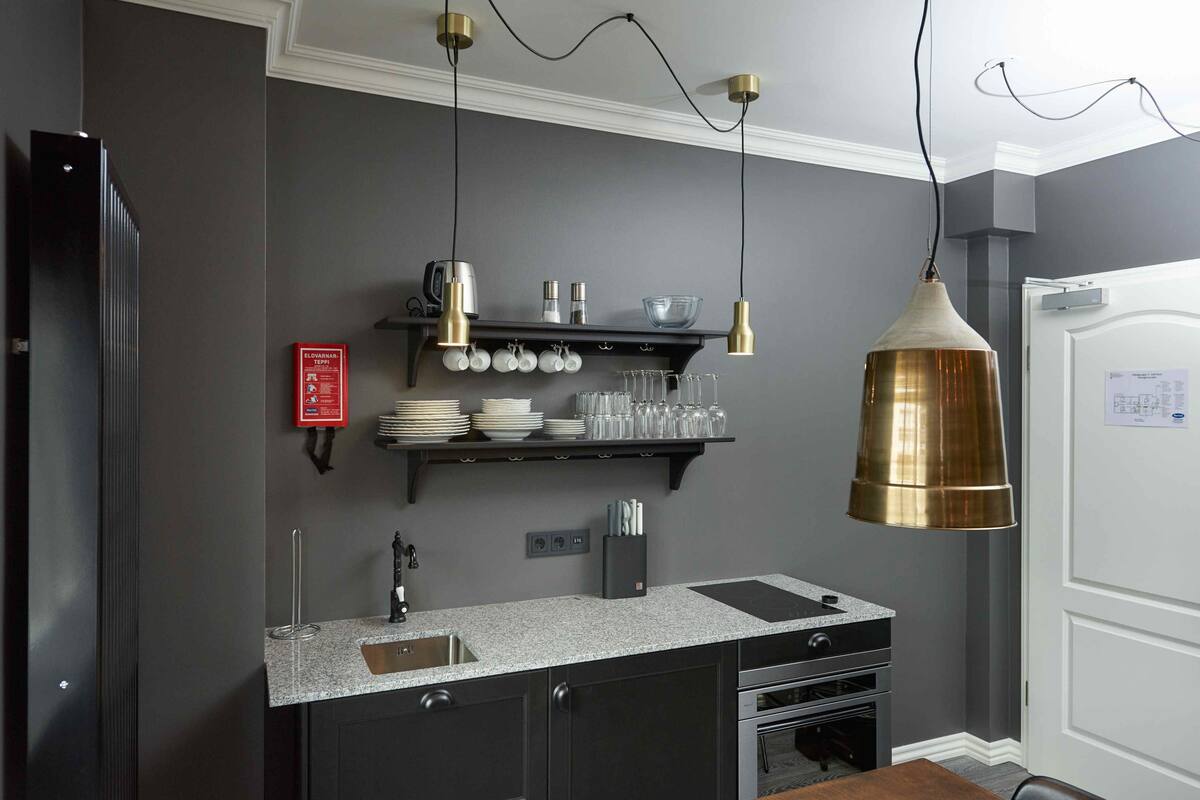 Wasserkocher mit Kaffee-/Teezubehör, Kühlschrank, Mikrowelle, Ofen