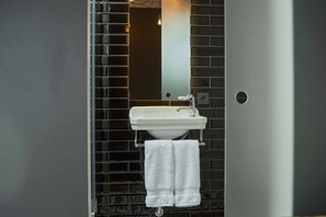 Douche, articles de toilette gratuits, sèche-cheveux