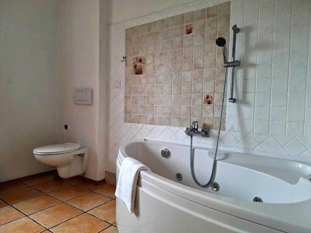 Dusj, toalettartikler (inkludert), hårføner og håndklær