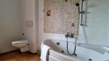 Shower, perlengkapan mandi gratis, pengering rambut, dan handuk