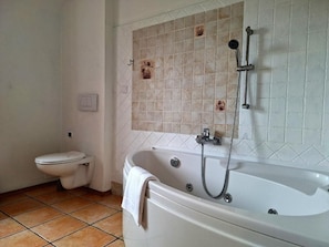 Douche, articles de toilette gratuits, sèche-cheveux