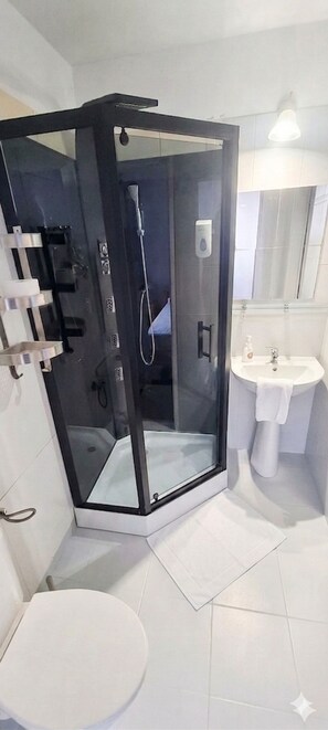 Standard Double Room (shower) | Bathroom | Shower, free toiletries, hair dryer, towels - Villa Zosieńka (Gdansk)