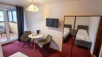 Standard Double Room (shower) | Soundproofing, iron/ironing board (on request), bed sheets