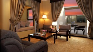 Royal suite | Een minibar, een kluis op de kamer, een bureau, een laptopwerkplek