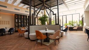 Melayani sarapan dan makan siang dengan sajian masakan internasional