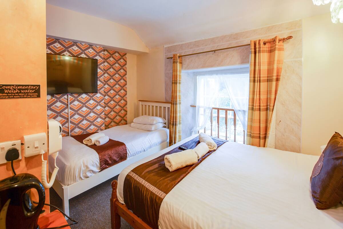 Family Room, Multiple Beds (Family of 3) | Desk, iron/ironing board, cribs/infant beds, rollaway beds