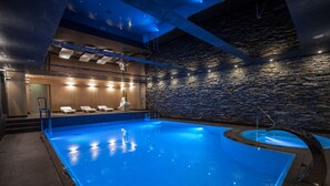 Piscine couverte, chaises longues