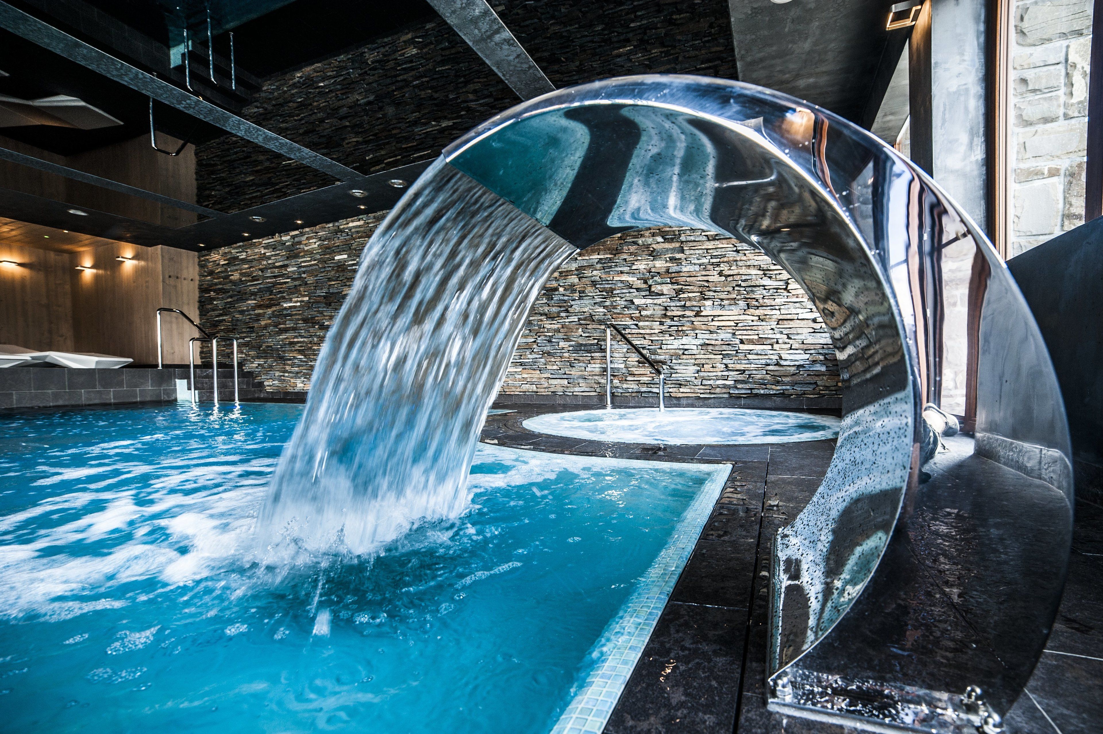 Alberca techada y camastros 