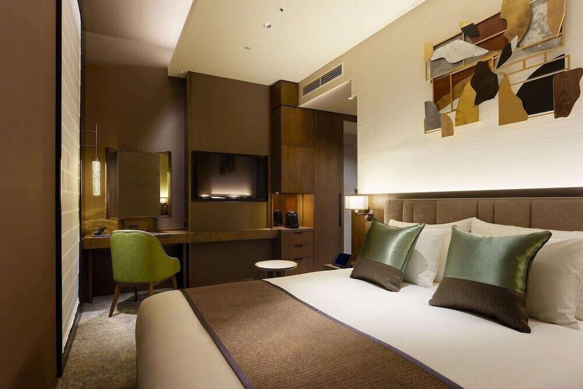In-room safe, soundproofing, iron/ironing board, free WiFi