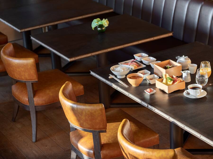 Un restaurante con mesas de madera y sillas de cuero.