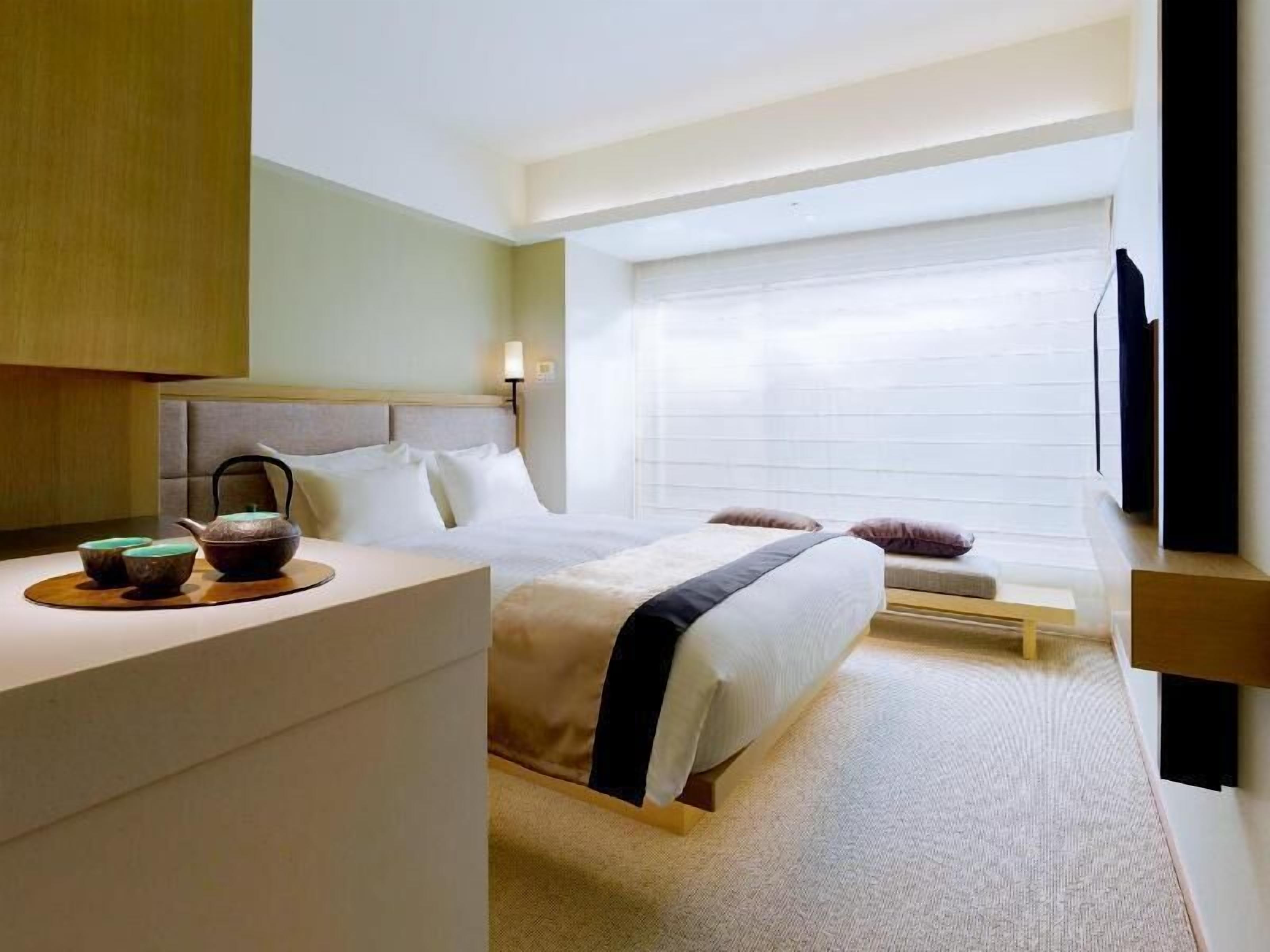 Free minibar items, in-room safe, free WiFi, bed sheets