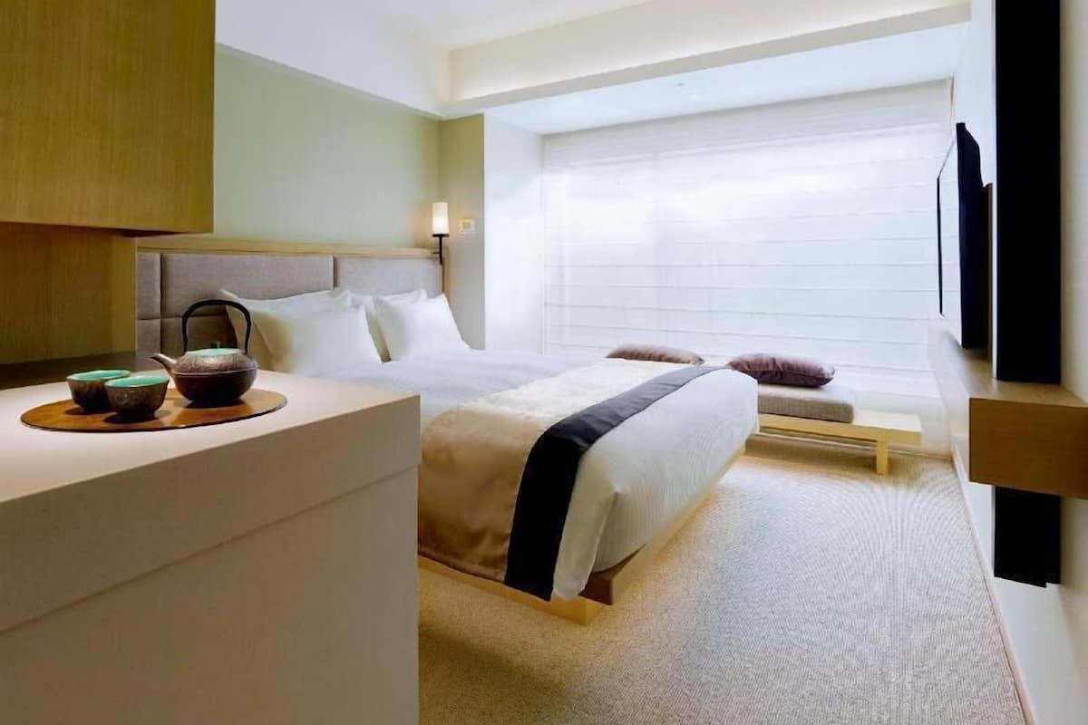 Free minibar items, in-room safe, free WiFi, bed sheets