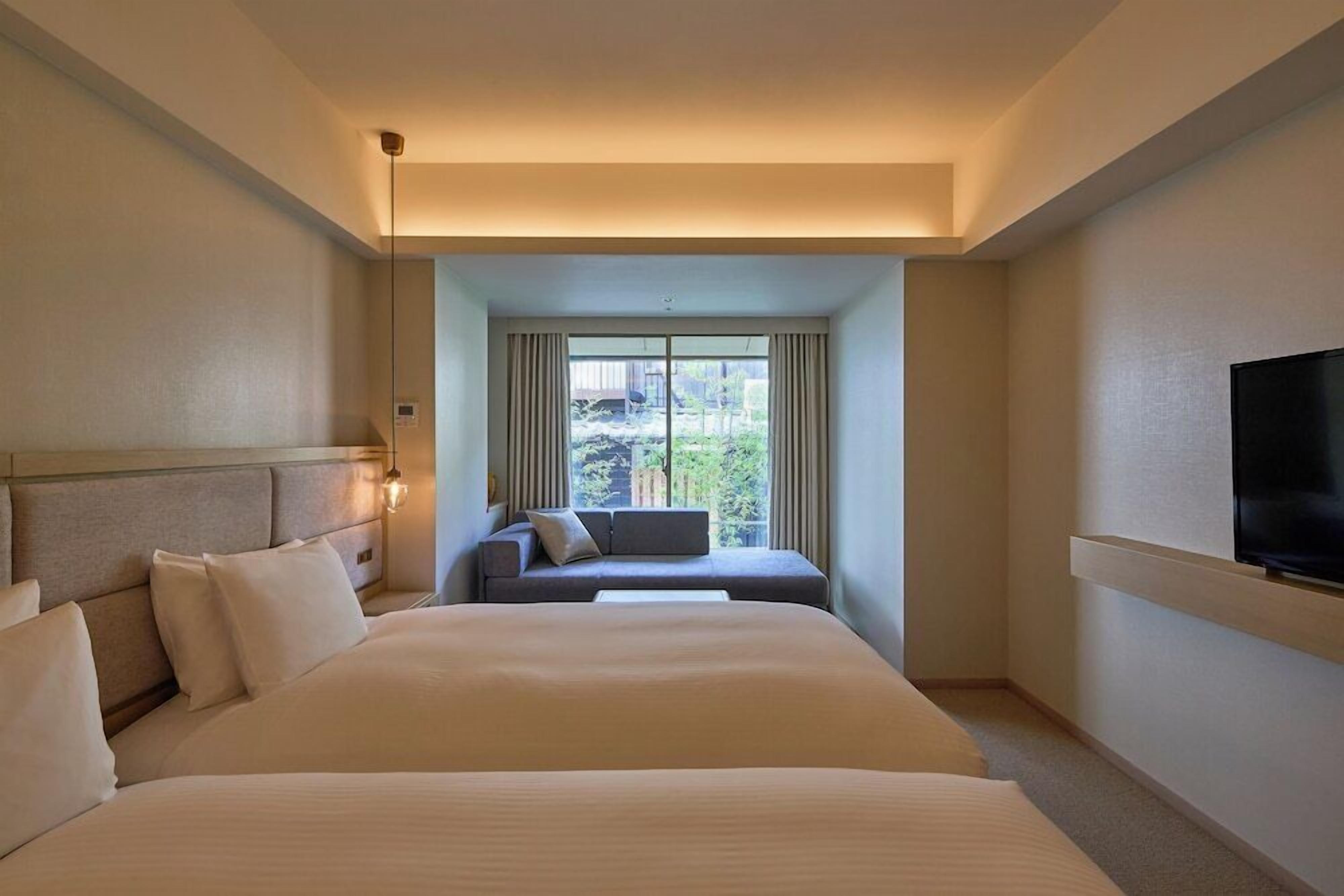 Artículos del minibar gratis y caja de seguridad en la habitación 