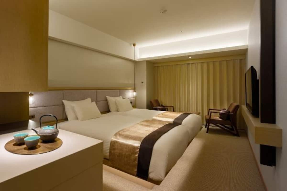 Free minibar items, in-room safe, free WiFi, bed sheets
