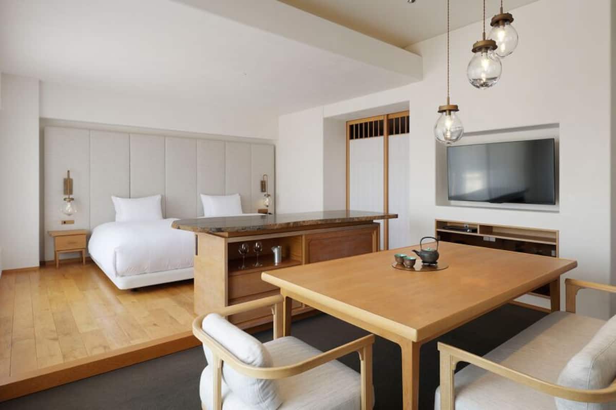 Free minibar items, in-room safe, free WiFi, bed sheets