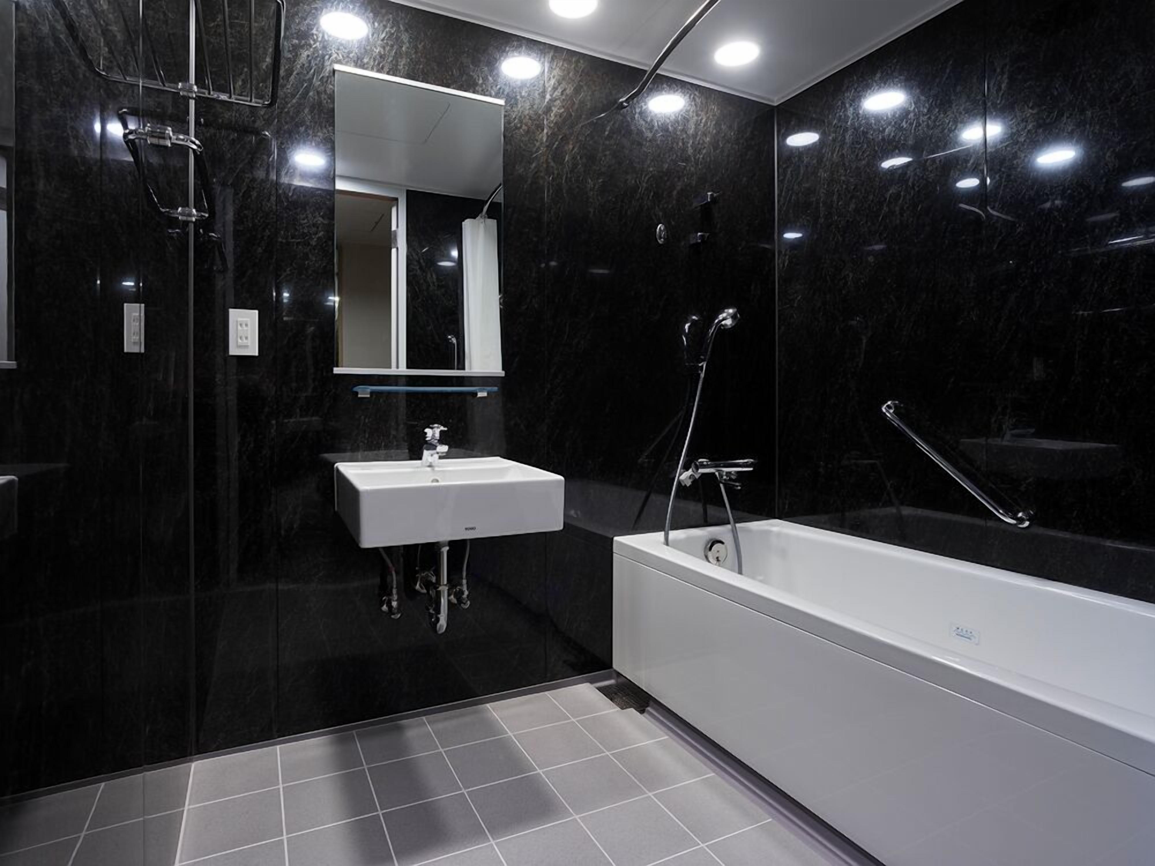 accessible , 2 beds, non smoking | bathroom | separate bathtub and shower, free toiletries, hair dryer, slippers