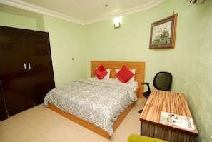 Premium bedding, free WiFi - Nest Suite & Spa (Abuja)