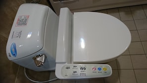 Deluxe tweepersoonskamer | Badkamer | Een haardroger, handdoeken, toiletpapier