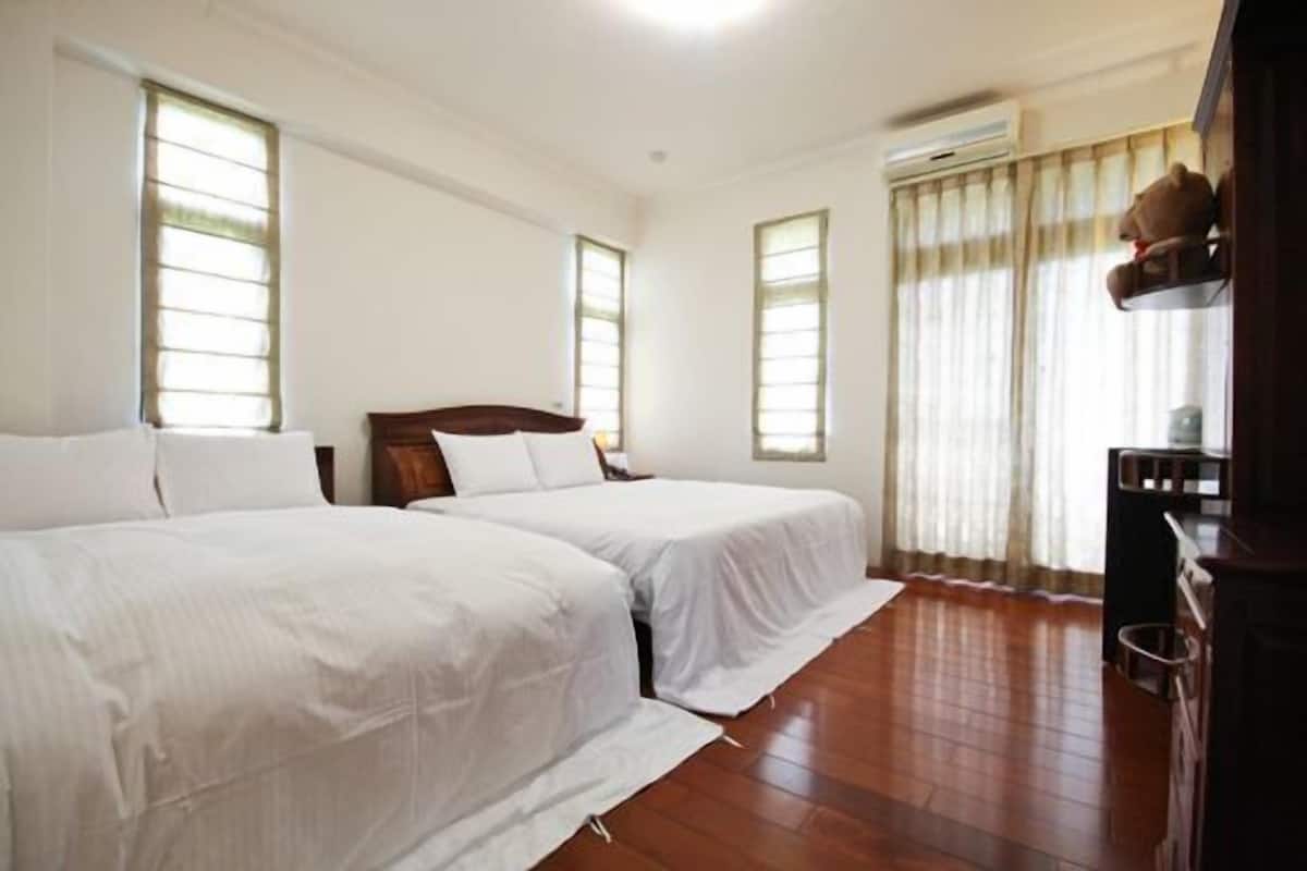 Quarto quádruplo família | Cortinas blackout, camas extras/dobráveis (sobretaxa), Wi-Fi de cortesia