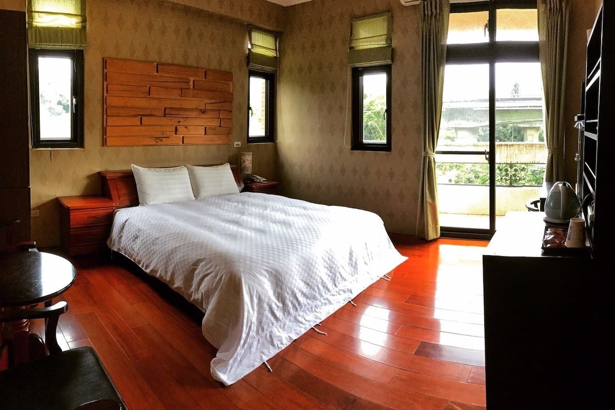 Quarto casal luxo | Cortinas blackout, camas extras/dobráveis (sobretaxa), Wi-Fi de cortesia