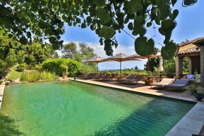 A clear swimming pool with lounge chairs and umbrellas, surrounded by greenery and a pergola. - Le Mazet de Tourrettes (Tourrettes-sur-Loup)