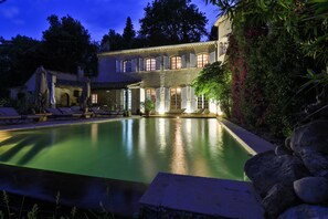 Fassade der Unterkunft – Abend/Nacht