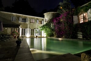 Facciata della struttura - sera/notte