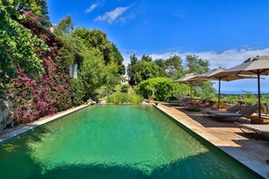 Piscina all'aperto, lettini