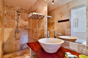 Comfort Cottage, Non Smoking, Partial Sea View | Bathroom | Free toiletries, hair dryer, towels - Le Mazet de Tourrettes (Tourrettes-sur-Loup)