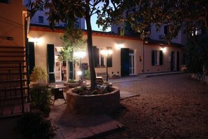 Property grounds - Sun House (Florence)