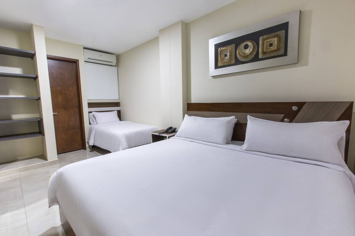 Deluxe Suite, Mixed Dorm | Peti besi dalam bilik, meja, ruang kerja komputer riba 