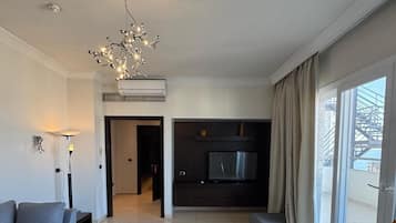 Royal Suite | Living area | 32-inch flat-screen TV with satellite channels, TV, DVD player
