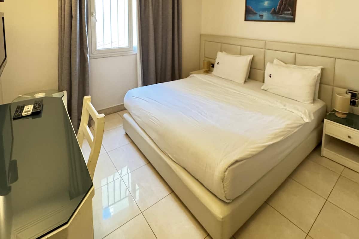 Deluxe Room | 1 bedroom, in-room safe, blackout curtains, iron/ironing board