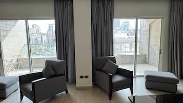 Suite presidencial, 3 habitaciones | Zona de estar | Televisión de pantalla plana de 32 pulgadas con canales por satélite