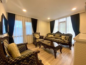 King Suite | Wohnbereich | Flachbildfernseher