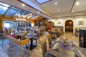 Se sirven cenas y cocina regional 