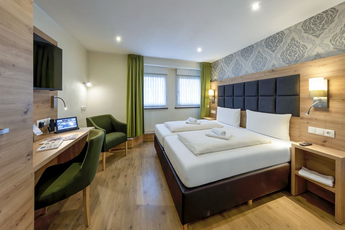 غرفة مزدوجة عادية (Guest House) | ملاءات للفراش لا تسبب الحساسية ومكتب ومساحة عمل للكمبيوتر المحمول