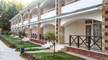 Standard Double or Twin Room | Bar mini, peti besi dalam bilik, meja, kalis bunyi
