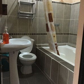 A bathroom with a toilet, sink, and bathtub. - Hotel Vista Dorada Hacia Dios (Santiago Atitlán)