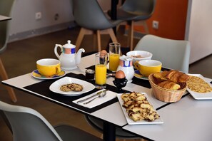 Desayuno buffet diario (EUR 12 por persona)