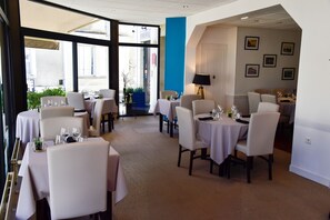 Phục vụ bữa trưa và bữa tối, món Pháp