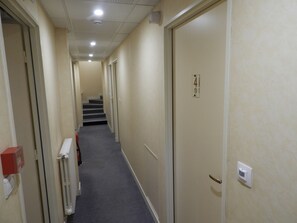 Mains courantes dans les couloirs